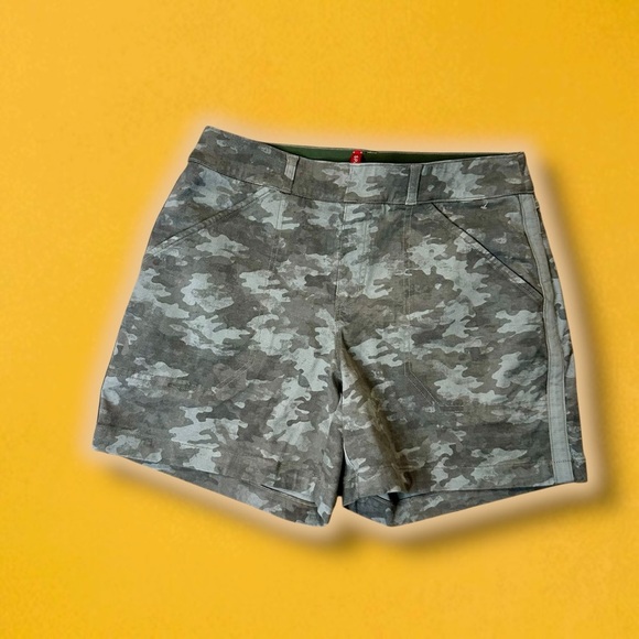 Spanx ‘Stretch Twill Pull-On Shorts’ in “Stone Wash Camo” Size Medium - Picture 5 of 15